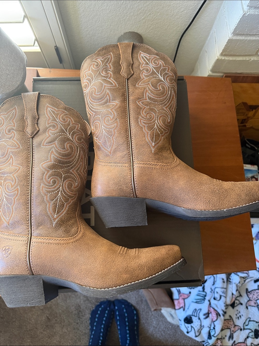 Ariat Brown Embroidered Western Cowboy Boots - Picture 2 of 4
